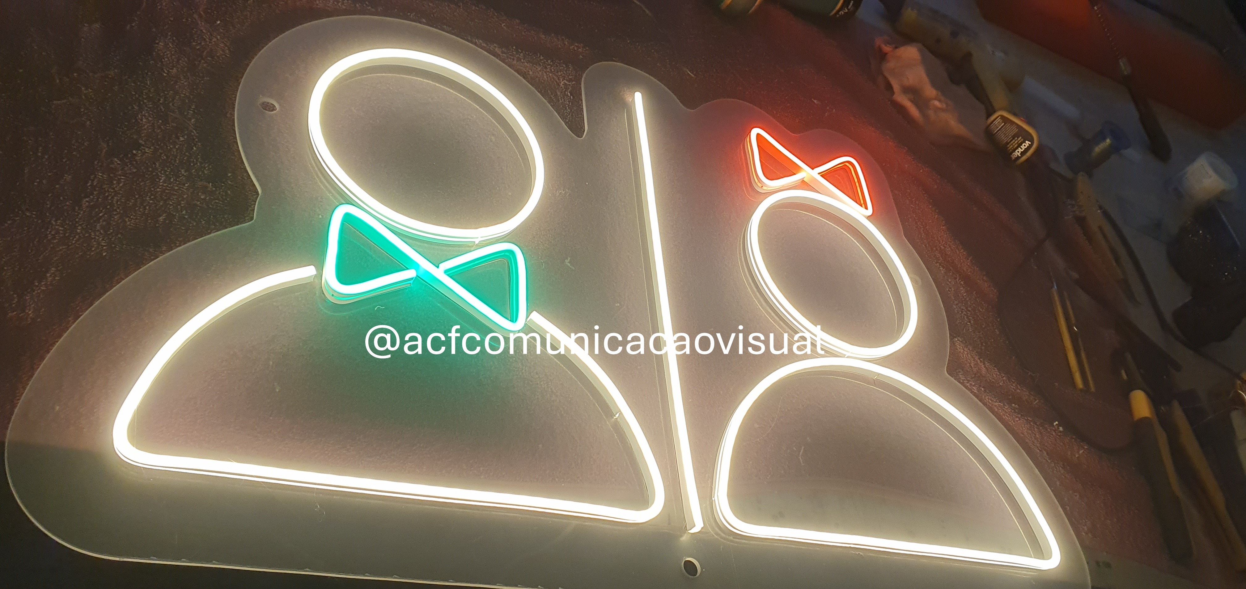 Neon Led Banheiro, placa neon led para banheiro unisex, placa neon led, placa neon led perto, placa neon led zona sul, placa neon led sp, placa neon led preço