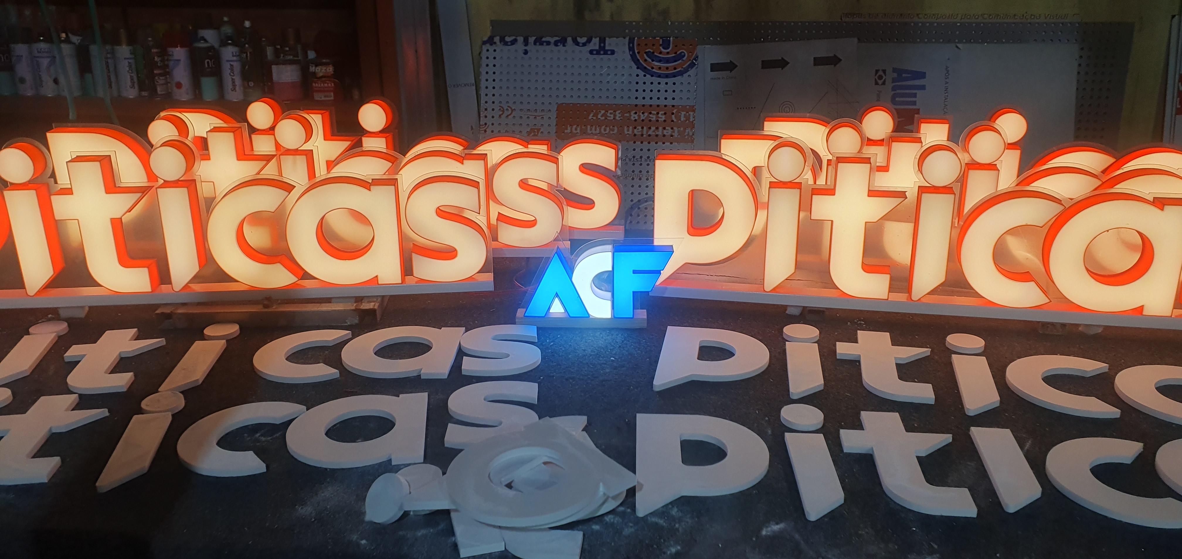 Letras caixa com borda iluminada4.jpg