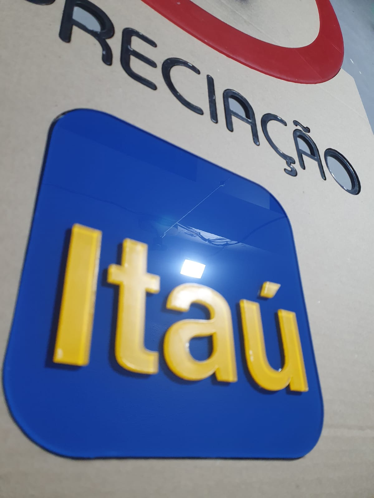 logomarca acrilico, acrilico azul, acrilico amarelo, aclilico para itau, itau, letras acrilico, corte a laser. letras corte a laser sp, itau zona sul sp, logo itau sp