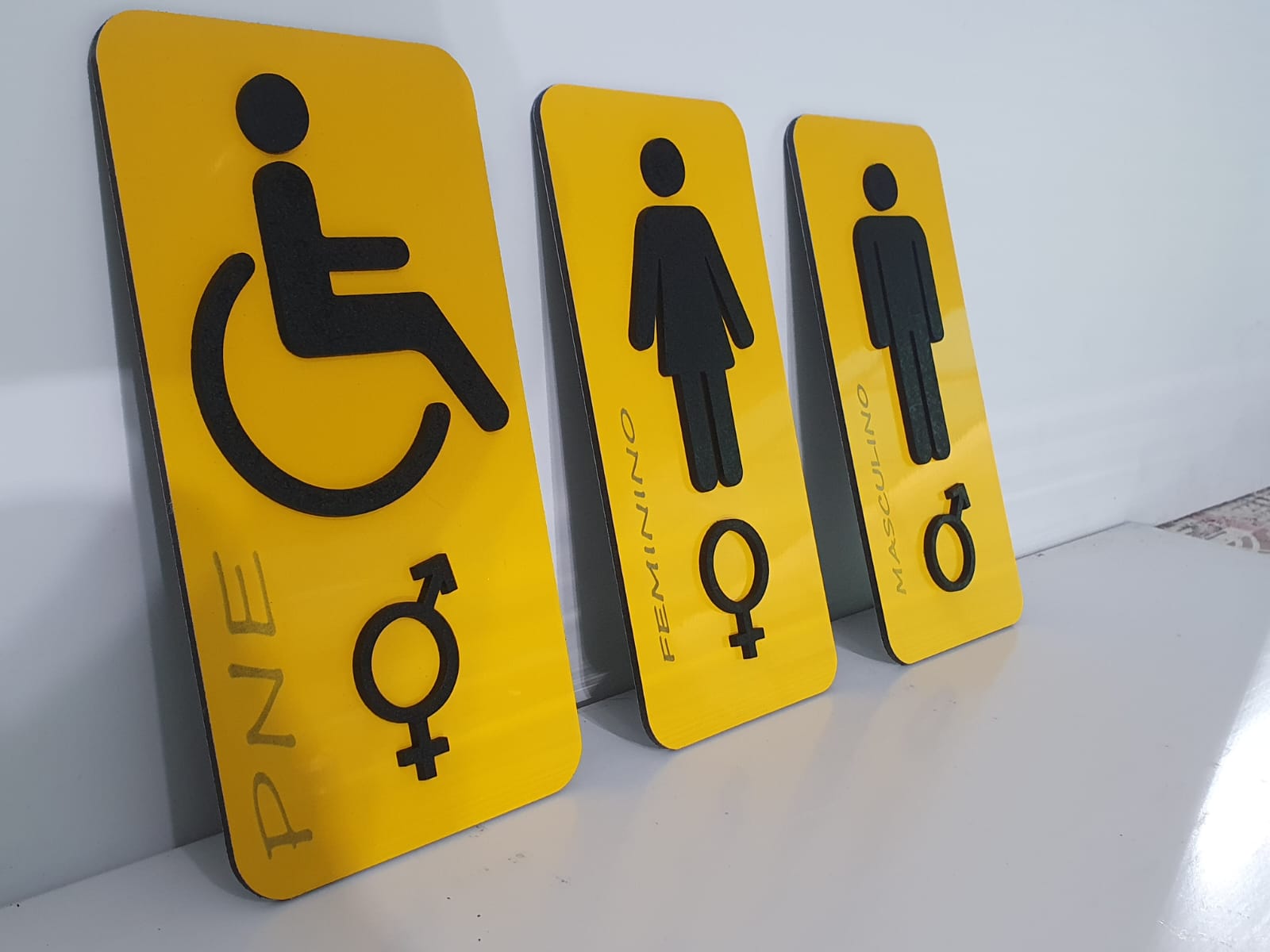 Plaquinhas personalizadas, placas com pictogramas saltados, placas personalizadas de banho, placa de banheiro diferente, placas de acrilico amarelas,