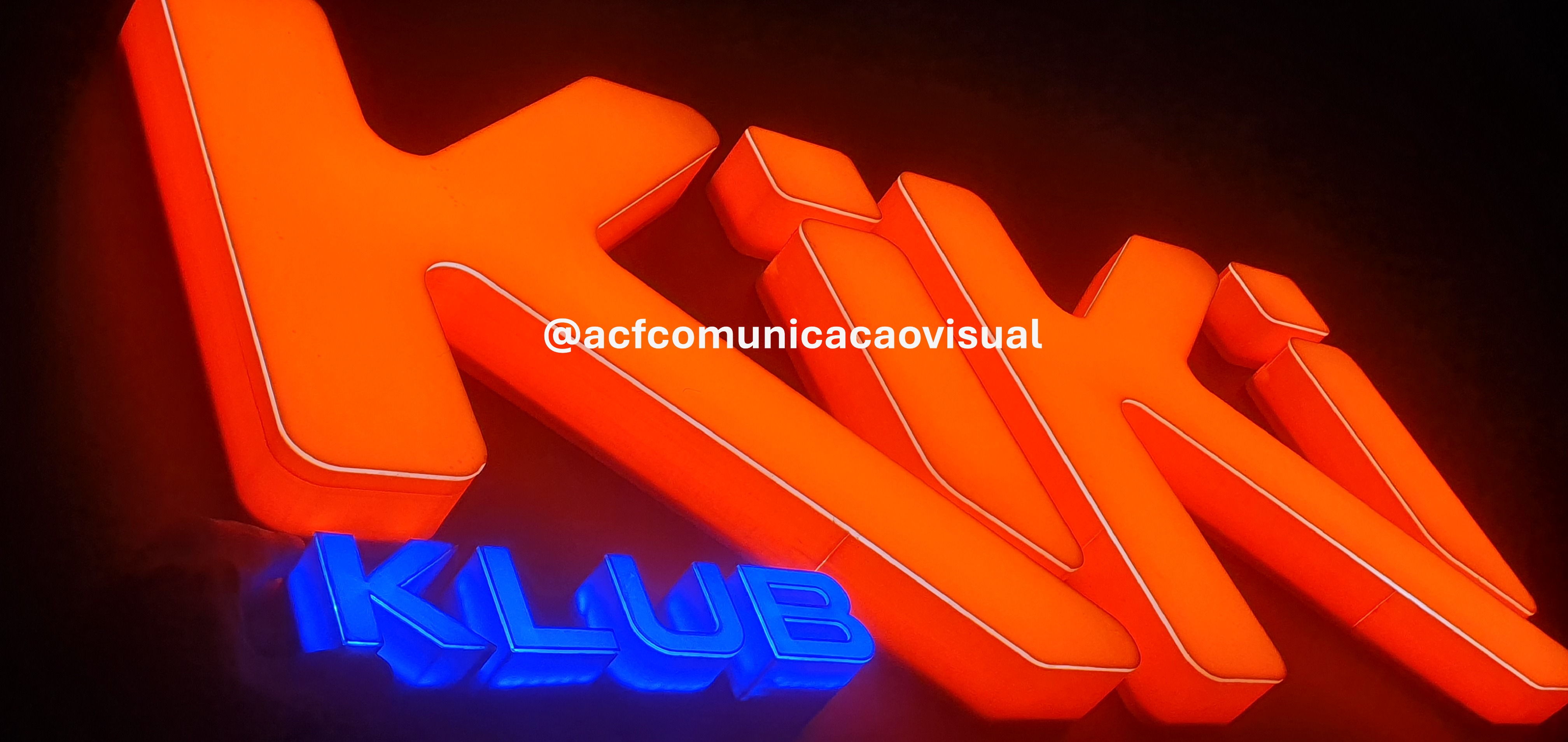 Letreiro iluminado, letras caixa laranja, letras cixa com led, letras iluminadas azul.jpg