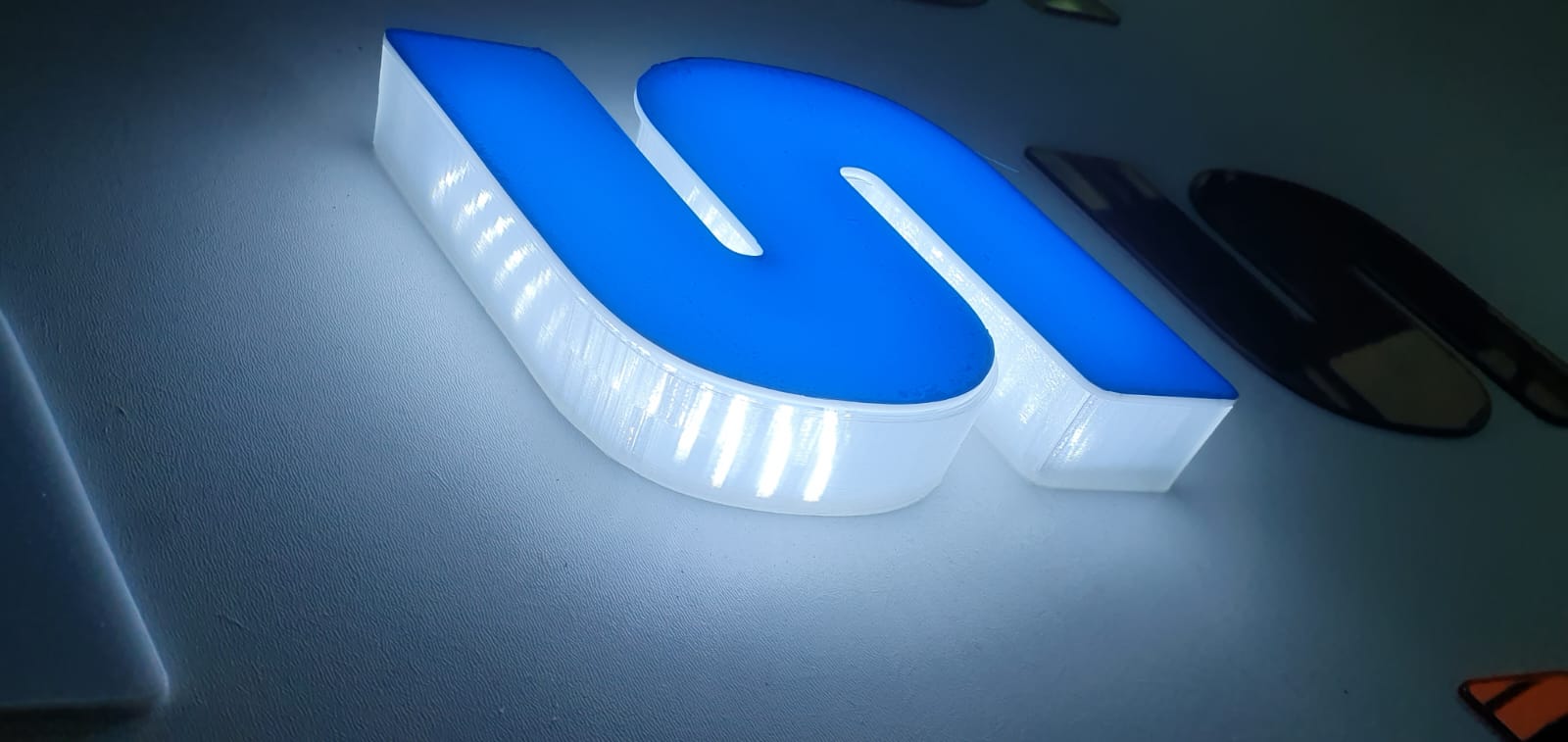 Letra caixa com led azul.jpeg