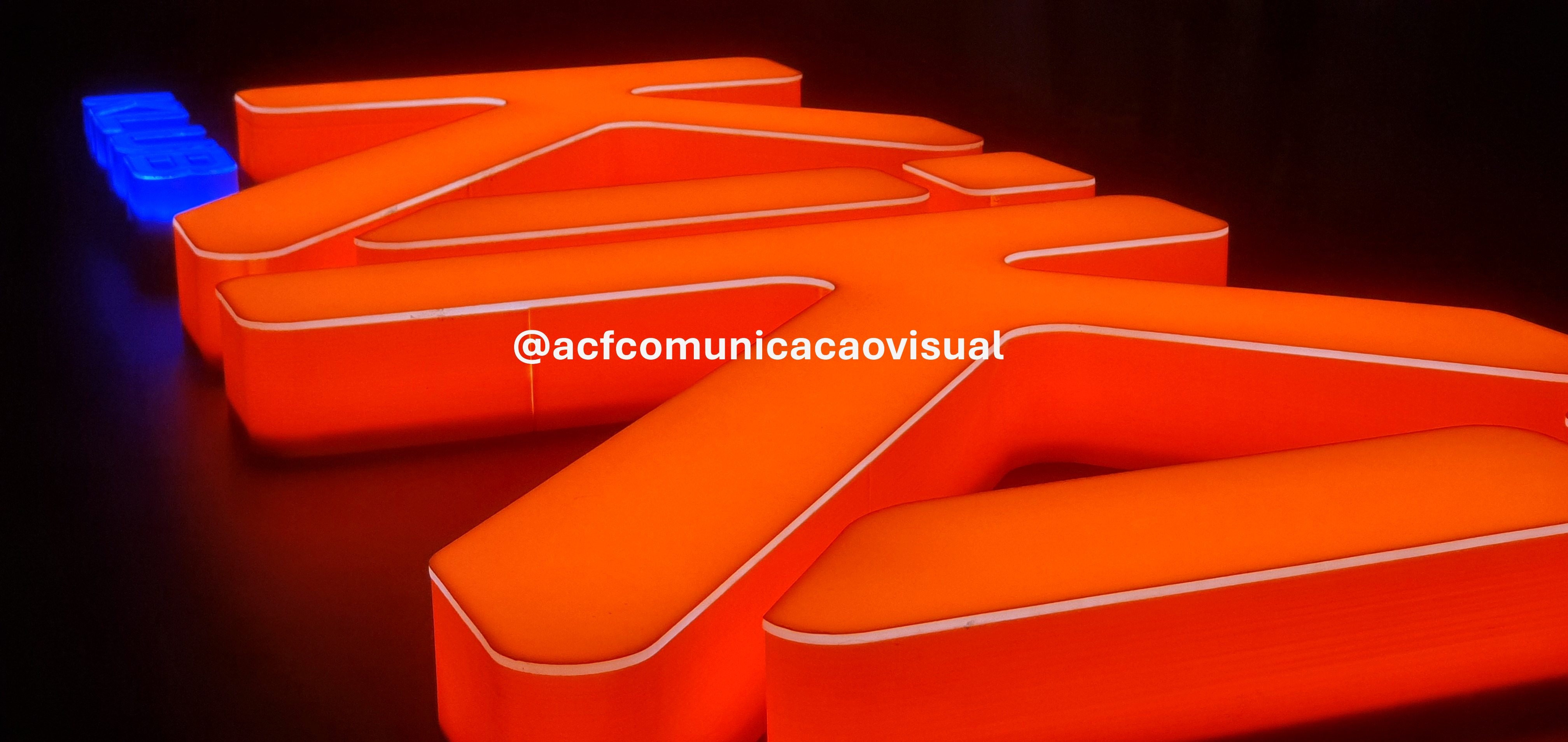 Letras caixa laranja, letras caixa azul, letras para fachada, letras caixa com led, letreiro iluminado, letreiro laranja.jpg