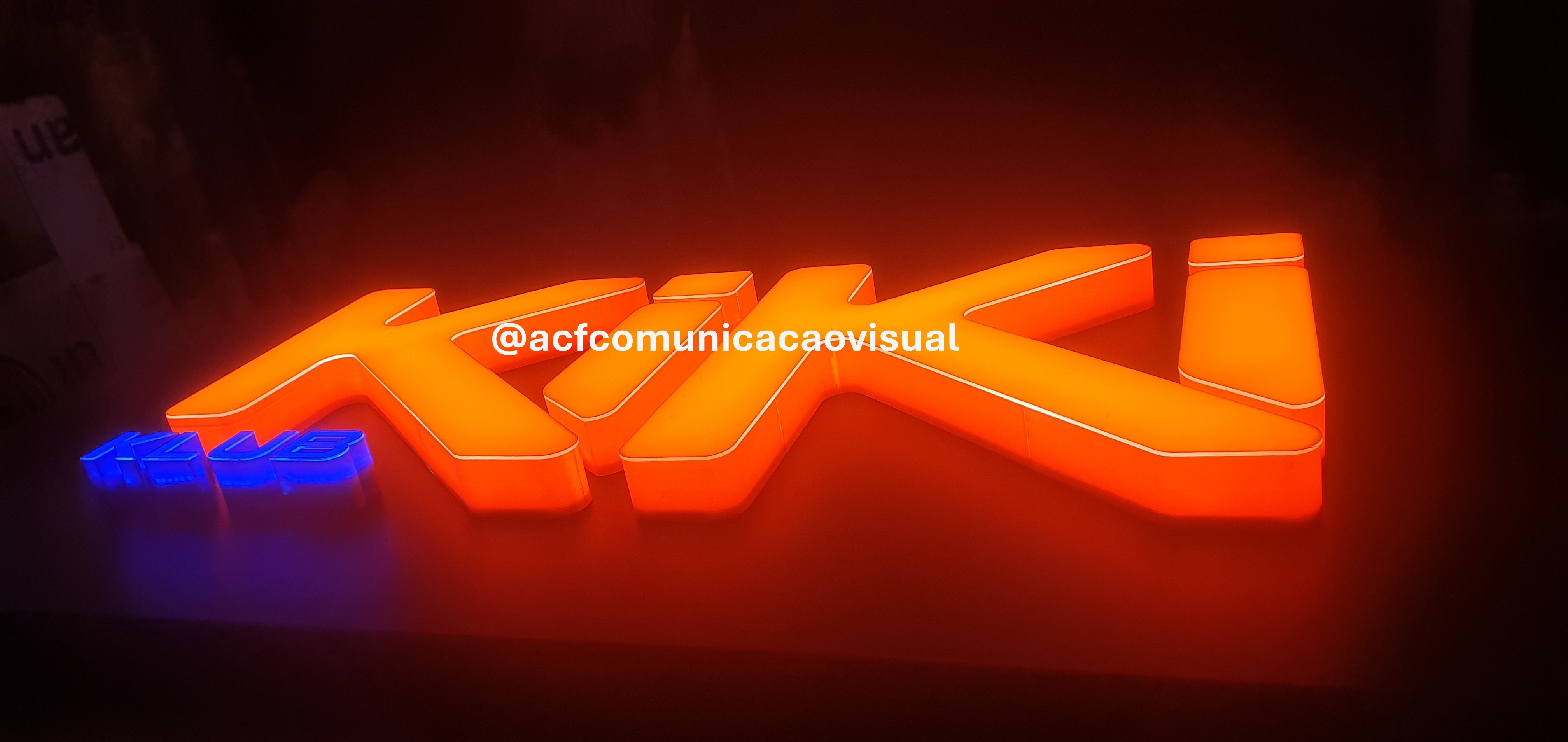 Letras com iluminação em led, letras com led, letras com led laranja, letras com led azul.jpg